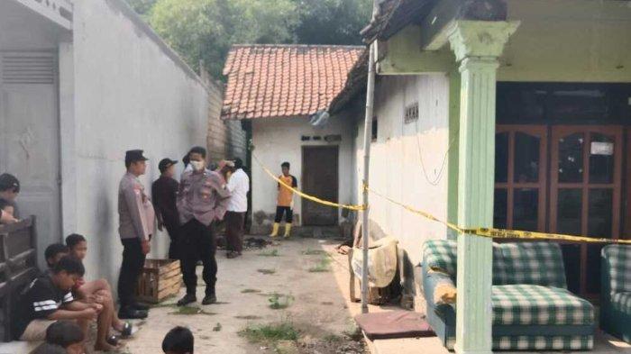 ISTRI BUNUH SUAMI - Petugas melakukan olah TKP dan memasang garis polisi di rumah kontrakan tempat ditemukannya mayat korban di di Dusun Karangtengah, Desa Johowinong, Kecamatan Mojoagung, Kabupaten Jombang, Jawa Timur, Rabu (25/6/2025) pagi. Korban dibunuh istri sirinya dengan cara diracun pada 40 hari lalu.