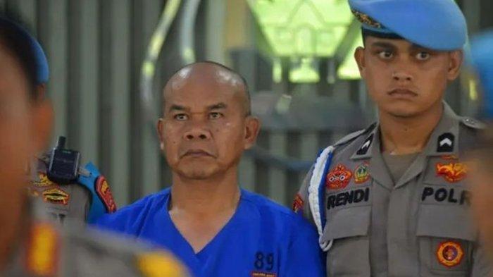 Petugas provost mengawal tersangka AKP Dadang Iskandar saat konfrensi pers di Mapolda Sumatera Barat, di Padang, Sabtu (23/11).