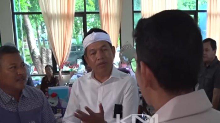 KLARIFIKASI SEKOLAH SOAL PUNGLI- Gubernur Jawa Barat terpilih, Dedi Mulyadi, saat kunjungan ke SMAN 7 Cirebon karena adanya pungli PIP, Jumat (7/2/2025). Pihak SMAN 7 Cirebon angkat bicara terkait kasus aduan siswa bongkar dugaan pungutan liar dana PIP (Program Indonesia Pintar). ada orang partai