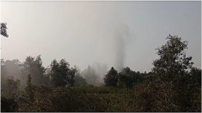 Kebocoran instalasi pipa Pertamina terjadi di wilayah Desa Sungai Rambutan Ogan Ilir, semburan gas membumbung 50 meter, Jumat (28/7/2023).