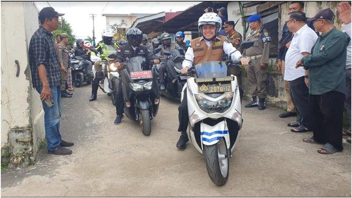 Pj Gubernur Sumatera Selatan (Sumsel) Agus Fatoni bersama Forkopimda Sumatera Selatan (Sumsel) naik motor meninjau beberapa TPS di Kota Palembang, Rabu (14/2/2024)