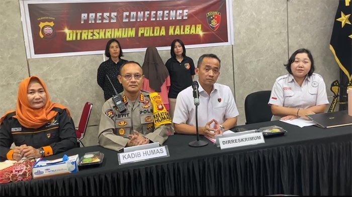 Konferensi pers kasus dugaan pembunuhan terhadap anak SD, Ahmad Nizam Alfahri (6) dengan tersangka ibu tiri inisial IF, di Polda Kalbar, Selasa 27 Agustus 2024. Dari hasil otopsi, Ahmad Nizam meninggal akibat benturan berulang di bagian kepala hingga gagal nafas.