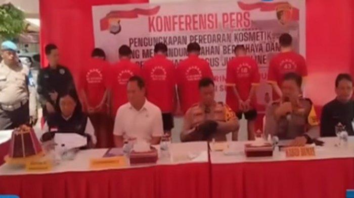 Polda Sulsel bersama BPOM mengumumkan produk skincare milik Mira Hayati mengandung bahan berbahaya, merkuri dan Mira Hayati saat pamer emas. Direktorat Reserse Kriminal Khusus (Ditreskrimsus) Polda Sulsel telah menetapkan tiga bos skincare tersangka kasus kosmetik mengandung bahan merkuri