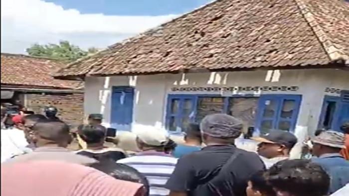 EMOSI WARGA -- Tangkap layar postingan di Facebook Novi Tanjung yang diunggah, Minggu (27/7/2025). Memperlihatkan amarah warga ke rumah pelaku pembunhan bocah SD di Pedamaran Kabupaten OKI.