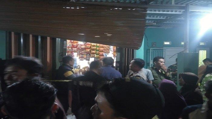 PENEMUAN MAYAT -- Lokasi seorang wanita paruhbaya ditemukan tewas bersimbah darah di perumahan Griya Bersama Boster RT 05 Kelurahan Sukodadi Kecamatan Sukarami, Palembang dipasang garis polisi, Senin (5/5/2025). Terbaru, pelaku pembunuhan saat ini sudah ditangkap polisi berselang 4 jam setelah peristiwa ini diketahui, Selasa (6/5/2025).