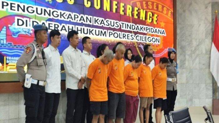 Polisi melakukan ekspose kasus pembunuhan terhadap bocah Cilegon, Senin (23/9/2024). Satu dari lima orang tersangka rambut dijambak wartawan.