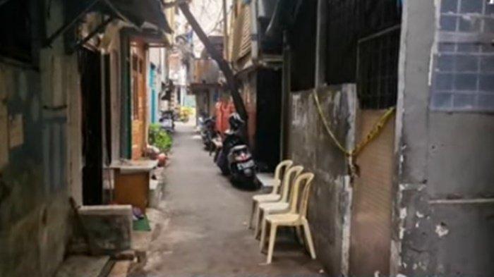 IBU DAN ANAK TEWAS. Rumah korban yang ditemukan dalam toren di Tambora, Jakarta Barat, (8/3/2025). Polisi membenarkan penemuan mayat ibu dan anak bernama Tjong Sioe (59) Lan dan Eka Serlawati (35) diduga dibunuh, Polisi menemukan luka pada jasad