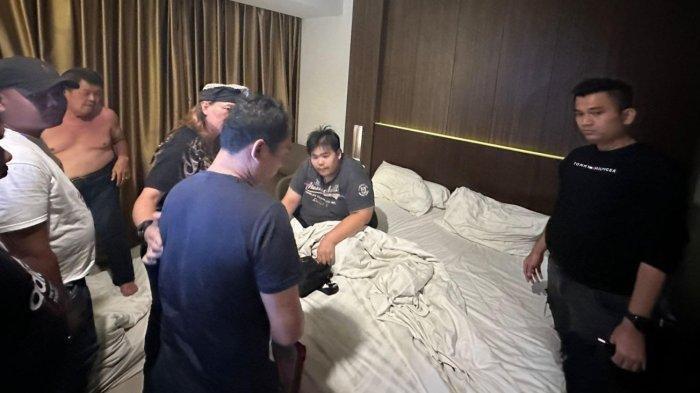 Polisi menangkap George Sugama Halim, anak bos toko roti di Jakarta Timur yang menganiaya Dwi seorang karyawati di Hotel Anugerah, Sukabumi, Jawa Barat, Senin (16/12/2024) dini hari.