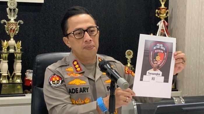 PELAKU PEMBUNUHAN OJOL DI BEKASI DITANGKAP - Polisi menangkap, HJ (43) pelaku pembunuhan terhadap seorang pria berinisial MAW (39) yang ditemukan tewas di dalam rumahnya di Jalan Nusa Penida 3, RT 005 RW 010, Kelurahan Aren Jaya, Kecamatan Bekasi Timur, Kota Bekasi. Pelaku ternyata teman SD korban dan sempat menginap beberapa hari di rumah korban.