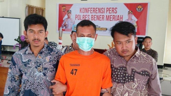 HUKUMAN SUAMI COR ISTRI- Personel Polres Bener Meriah mengiring Edi Andani tersangka pembunuhan terhadap istrinya pada konferensi pers di Mapolres, Jumat (31/1/2025). Polisi menetapkan Edi Andani, sebagai tersangka pembunuhan berencana atas tewasnya, sang istri Ayuni (35) di Bener Meriah. dijerat dengan pasal 340