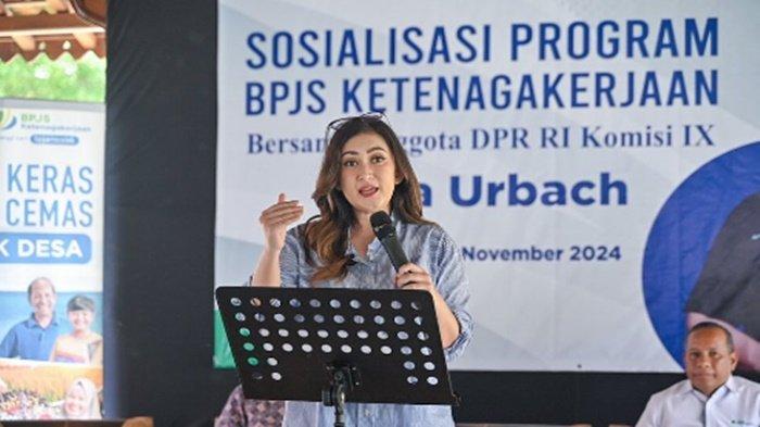 KUNJUNGAN NAFA URBACH. Nafa Urbach saat menyapa masyarakat Dapil Jateng VI dalam Sosialisasi bersama BPJS Ketenagakerjaan di Kec. Borobudur, Kab. Magelang, (25/10/2024). Politisi Nafa Urbach mendadak luapkan amarahnya kepada Kepala BPJS Kesehatan Cabang Magelang, Maya Susanti. Banyaknya keluhan dari warga Magelang