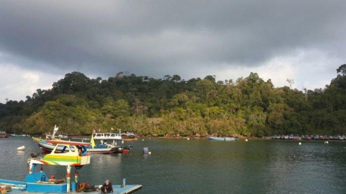 Potret Pulau Sempu dari Pantai Sendang Biru Kabupaten Malang bagian selatan