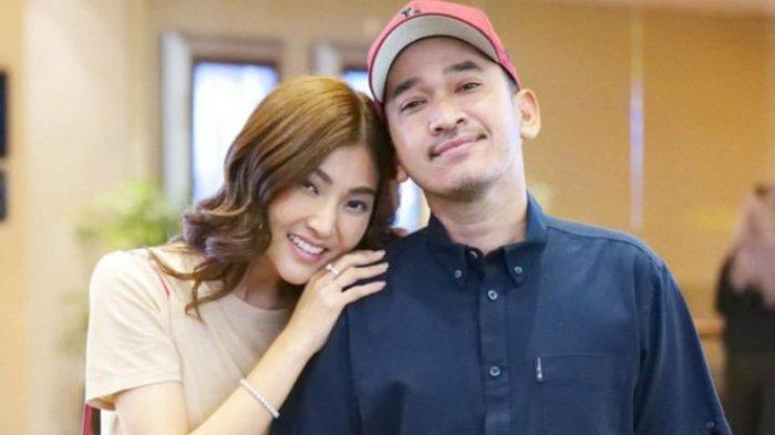 Potret terkini Ruben Onsu dibocorkan oleh managernya, HeidyHellena, pada Senin(20/5/2024). sudah bisa senyum tertawa duduk di atas ranjang rumah sakit