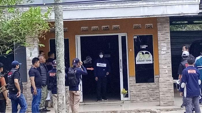 Pra rekonstruksi kedua kasus pembunuhan ibu dan anak di Jalan Cagak, Kabupaten Subang, Kamis (2/11/2023). Tuti Suhartini dan Amalia Mustika Ratu dihabisi nyawanya di rumah tersebut, 18 Agustus 2021 silam.