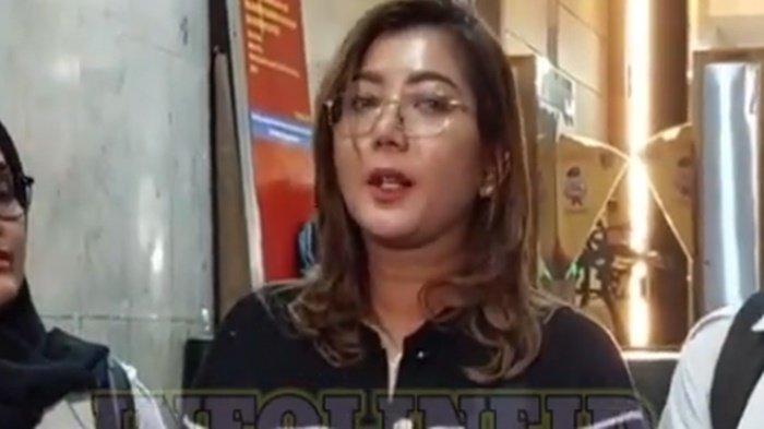 Pratiwi Noviyanthi tak kuasa membendung air matanya mengenang perjuangan membangun Yayasan Rumah Peduli Kemanusiaa setelah menyatakan resmi mundur