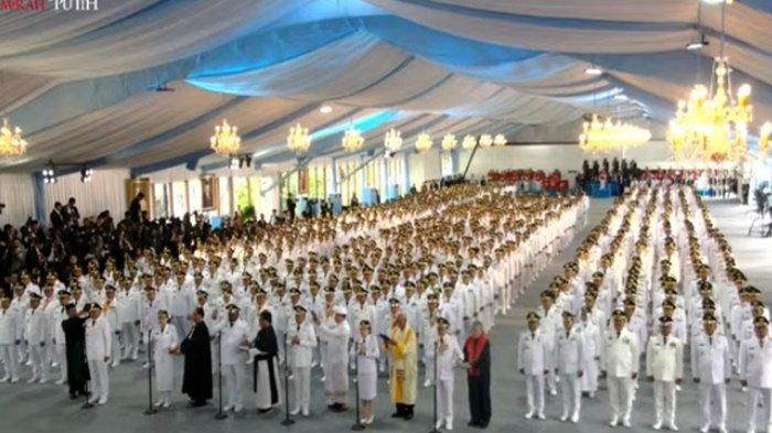 PELANTIKAN KEPALA DAERAH. Presiden Prabowo Subianto memilih secara simbolis enam kepala daerah yang mewakili setiap agama dalam pelantikan di Istana, Jakarta, Kamis (20/2/2025)