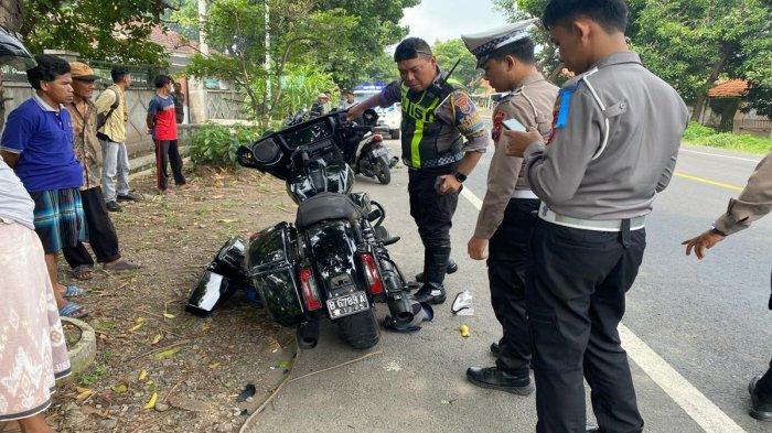 MOGE RENVILLE - Polisi olah TKP kecelakaan yang menewaskan Bendahara Umum Partai Demokrat Renville Antonio, Jumat (14/2/2025). Proses evakuasi moge yang dikendarai Bendahara Umum Demokrat, Renville Antonio hingga sebabkan meninggal dunia.