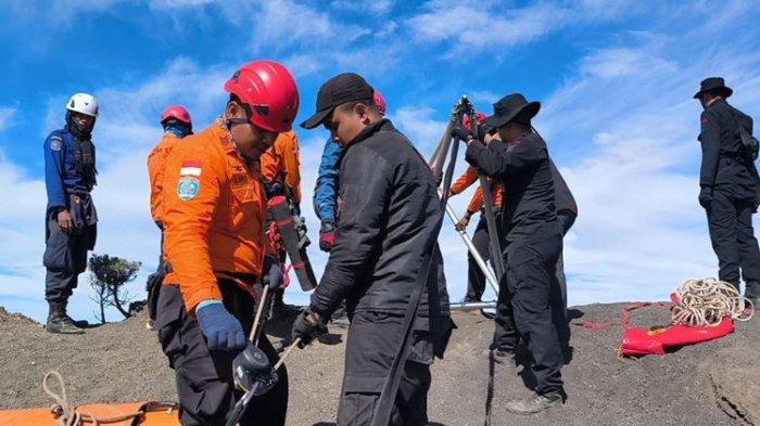 POTRET JULIANA : Juliana (Kiri) Proses evakuasi pendaki wanita asal Brasil yang jatuh saat mendaki gunung Rinjani, Senin (23/6/2025) (Kanan)