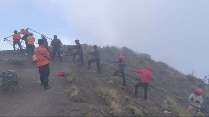 Proses evakuasi turis Brasil, Juliana De Souza Pereira Marins (27), yang jatuh di Gunung Rinjani, Nusa Tenggara Barat pada Senin (23/6/2025).