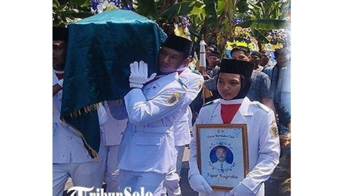 Proses pemakaman Fajar Nugroho, Ketua OSIS SMA di Klaten yang meninggal saat perayaan ultah, Selasa (9/7/2024)
