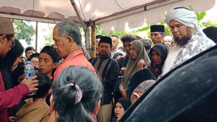Proses pemakaman Kaisar yang tewas terseret ombak di Nusa Penida bali itu diwarnai isak tangis.