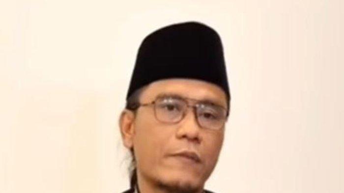 Publlik kini mendesak pendakwah Gus Miftah dicopot dari utusan khusus Presiden usai viral mengolok-olok penjual es teh asal Magelang, Jawa Tengah bernama Sunhaji.