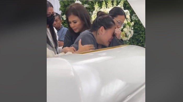 Putri Benny Laos, Benneisha Edelyn tak kuasa membendung tangis saat berada di sambing peti jenazah ayahnya.