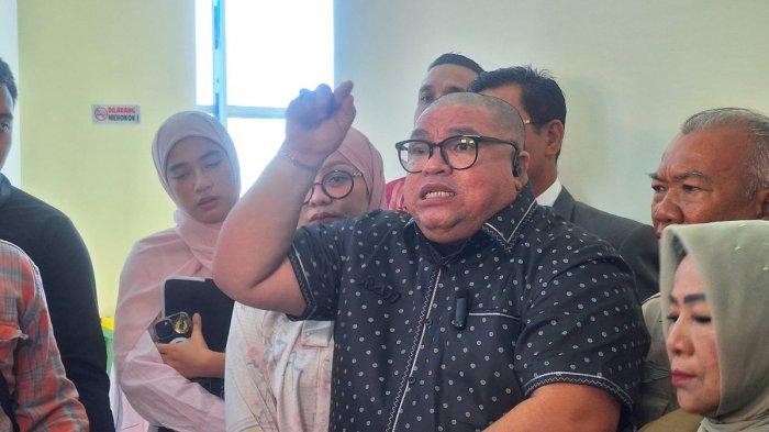 TANTANGAN RAZMAN KE HOTMAN- Razman Nasution menantang Hotman Paris berkelahi di tengah kasus dugaan pencemaran nama baiknya. Razman mengingatkan Hotman agar tidak merasa hebat