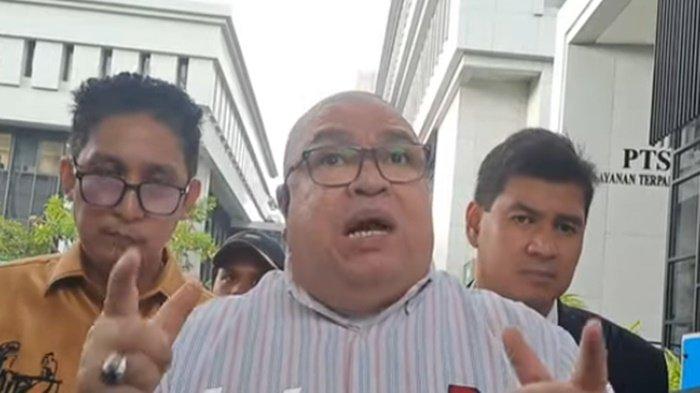RAZMAN NASUTION KE MA. Advokat Razman Arif Nasution (tengah), Firdaus Oiwobo (kiri) di Mahkamah Agung (MA), Jakarta Pusat, Senin (17/2/2025). Razman Nasution menilai bahwa kasusnya dengan MA tak ada urusannya dengan Hotman Paris. dirinya yakin tidak bersalah dan bisa lolos dari kasus