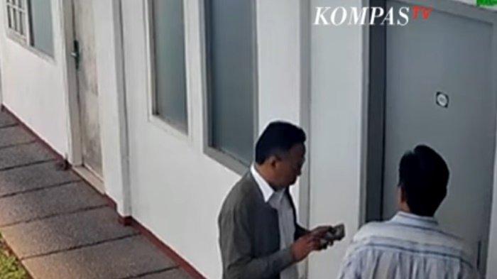 ARYA DARU TEWAS - Rekaman CCTV detik-detik penemuan jasad ahli Kementerian Luar Negeri (Kemlu) Arya Daru Pangayunan di dalam kamar indekosnya di Menteng, Jakarta Pusat, Selasa (8/7/2025).