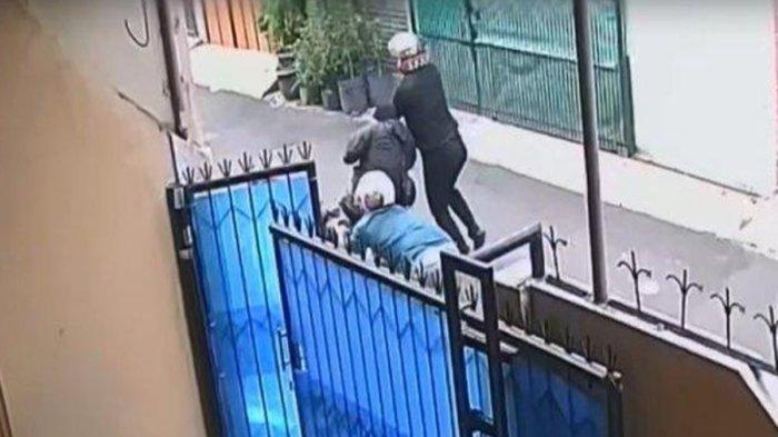 Rekaman CCTV yang merekam aksi baku tembak antara polisi dengan pelaku curanmor di Jalan Nangka I, Cengkareng, Jakarta Barat pada Kamis (14/11/2024).