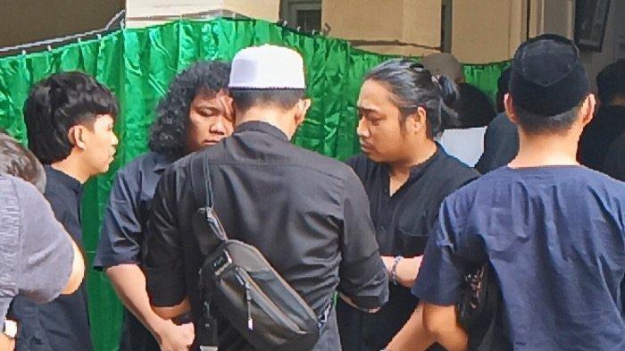 Rekan Babe Cabita seperti Oki Rengga, Praz Teguh, Indra Jegel hingga Marshel Widiyanto menangis menyambut jenazah rekannya tersebut.