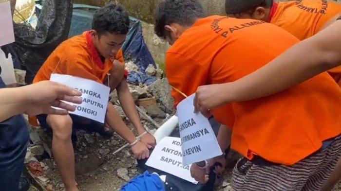 Rekonstruksi Pembunuhan Pegawai Koperasi di Palembang, Pongki & Kevin Cor Jasad Korban, Motor Dibawa