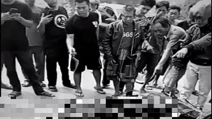 Tangkap layar rekaman warga mendatangi lokasi 3 remaja bonceng tiga yang mengalami kecelakaan maut di Jalan Soekarno Hatta Palembang, Minggu (1/10/2023).