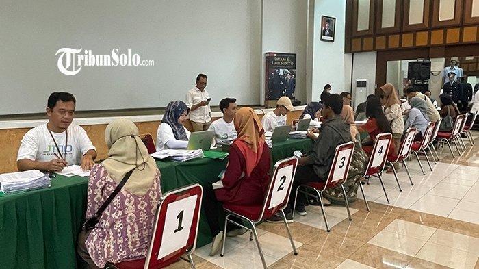 EKS KARYAWAN SRITEX URUS TUNJANGAN HARI TUA - Ribuan eks buruh PT Sri Rejeki Isman Tbk (Sritex) sedang mengurus dan melakukan pendataan pencairan tunjangan hari tua di gedung pertemuan pabrik Sritex, Sukoharjo, Rabu (5/3/2025). Pendataan ini merupakan langkah awal sebelum pencairan dana tunjangan yang dijadwalkan berlangsung selama 10 hari bagi ribuan buruh di Sritex Grup yang terkena PHK massal per 1 Maret 2025 kemarin. Adapun JHT dan JKP bakal dicairkan sebelum lebaran.