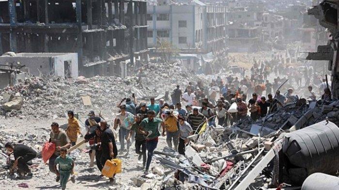 WARGA GAZA - Ribuan warga Gaza mengungsi beberapa waktu lalu saat wilayahnya diserang Israel.