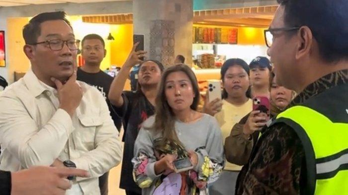 RIDWAN KAMIL PROTES KARENA DELAY - Mantan Gubernur Jawa Barat Ridwan Kamil tengah viral di media sosial terlibat debat dengan petugas bandara karena pesawat yang akan ditumpanginya delay atau terlambat.
