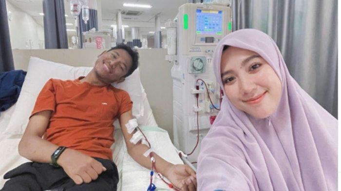 Riri Robiani dengan setia mendampingi Yasir menjalani perawatan cuci darah yang rutin dilakukan dua kali seminggu karena penyakit gagal ginjal.