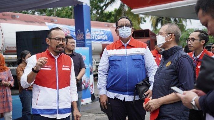 DIRUT PT PERTAMINA TERSANGKA, (kiri) Direktur Utama PT Pertamina Patra Niaga, Riva Siahaan dan (kanan) Corporate Secretary Pertamina Patra Niaga, Irto Ginting meninjau SPBU Pertamina di kawasan Jakarta Selatan pada Minggu (7/4/2024). Riva Siahaan, Direktur Utama (Dirut) PT Pertamina Patra Niaga resmi ditetapkan menjadi satu dari tujuh tersangka kasus dugaan korupsi tata kelola minyak mentah dan produk kilang periode 2018–2023.