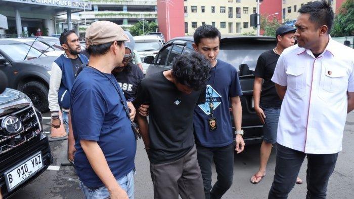 PEMBUNUH IBU-ANAK -- Pelaku pembunuhan ibu dan anak di Tambora, Jakarta Barat, Minggu (10/3/2025) ditangkap. Ronny Effendy, anak dari Tjong Sioe Lan dikabarkan masih terpuruk atas kematian ibu dan kakanya, Eka Serlawati (35) yang ditemukan tewas di dalam toren air di Tambora, Jakarta Barat.