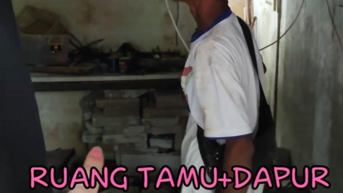Ruang Tamu dan Dapur Rumah Arzum Balli dan Awan Jadi Satu