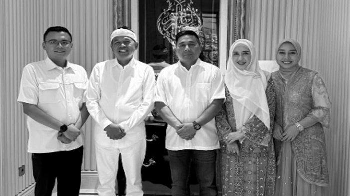ANAK DEDI MULYADI MENIKAH- Potret Maula Akbar dan Dedi Mulyadi saat berkunjung ke rumah besannya, Irjen Pol Karyoto sebelum menikah. Saat hendak meminta restu kedua orang tua, Maula Akbar dan Putri Karlina ajukan ingin melaksanakan pernikahan secara sederhana di Kantor Urusan Agama