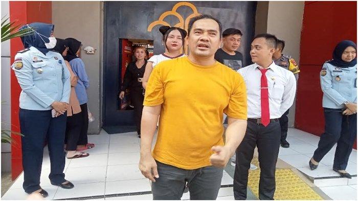 Senang dijenguk Saipul Jamil, Lina Mukherjee menitipkan pesan permohonan maaf ke masyarakat juga fansnya. Saipul Jamil dan timnya saat meninggalkan Lapas Perempuan Palembang, Senin (31/7/2023).