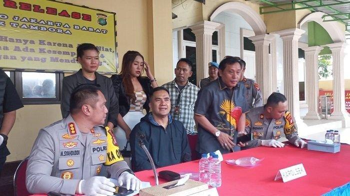 Saipul Jamil turut dihadirkan dalam pers konferens Polres Tambora, Jakarta Barat, Sabtu (6/12/2024).