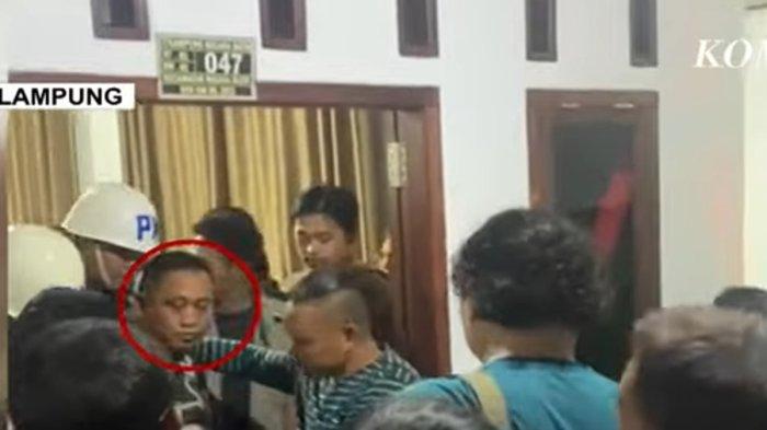 OKNUM TNI TERDUGA PELAKU PENEMBAKAN POLISI DITANGKAP - Salah satu oknum TNI terduga pelaku penembakan tiga polisi saat menggerebek judi sabung ayam di Way Kanan ditangkap. Oknum anggota TNI ini ditangkap beramai-ramai dikediamannya di kawasan Negara Batin, Way Kanan oleh personel gabungan Detasemen Polisi Militer bersama Kodim Way Kanan, dan jajaran Polres Way Kanan.