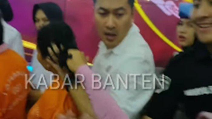 Salah satu wartawan jambak rambut tersangka wanita penculikan dan pembunuhan APH, bocah yang tewas di Cilegon viral di media sosial.