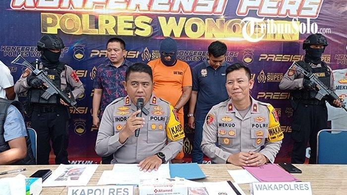 Sarmo, pembunuh berantai di Wonogiri (berbaju orange), dihadirkan saat jumpa pers yang dilangsungkan di Mapolres Wonogiri, Sabtu (9/12/2023).