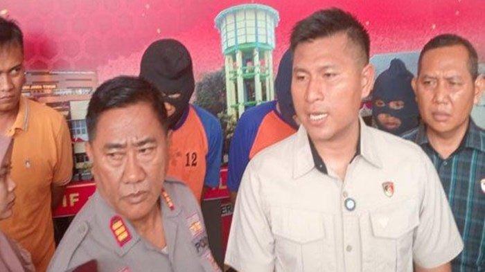 PELAKU PEMBUNUHAN DITANGKAP- Kasatreskrim Polres Jombang, AKP Margono Suhendra, memberi penjelasan dalam konferensi pers di Mapolres Jombang, Kamis (13/2/2025). Satreskrim Polres Jombang menangkap tiga orang pelaku pembunuhan terhadap PRA (19), gadis ditemukan tewas mengapung di sungai Jombang