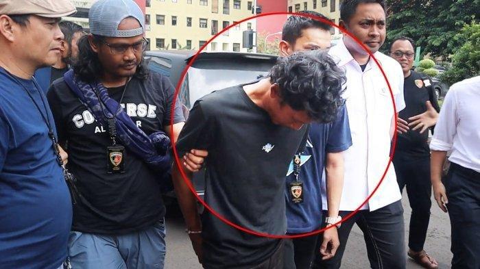 PELAKU PEMBUNUHAN IBU DAN ANAK - Satreskrim Polres Metro Jakarta Barat mengamankan satu orang pelaku pembunuhan ibu dan anak berinisial TSL (59) dan ES (35) yang ditemukan tewas mengenaskan dalam toren air rumahnya, RT 05 RW 02 Angke, Tambora, Jakarta Barat, Kamis (6/3/2025). Pelaku bunuh korban dengan benda tumpul.