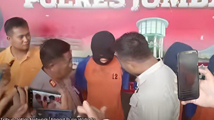 PELAKU PEMBUNUHAN GADIS JOMBANG- AP (18) Pelaku Utama Pembunuhan Gadis Jombang dalam konferensi pers di Mapolres Jombang, Kamis (13/2/2025). Satu pelaku pembunuhan PRA(19), gadis ditemukan tewas mengapung di sungai di Dusun Peluk, Kabupaten Jombang, adalah pacarnya sendiri, sempat rudapaksa